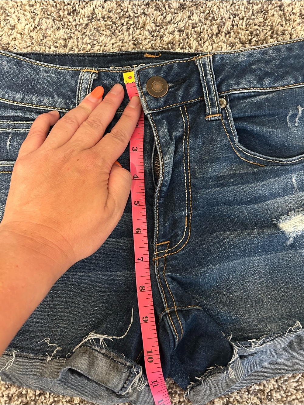Women’s American Eagle Outfitters Dark Distressed Roll-Hem Denim Shorts, size 6 - Picture 11 of 12
